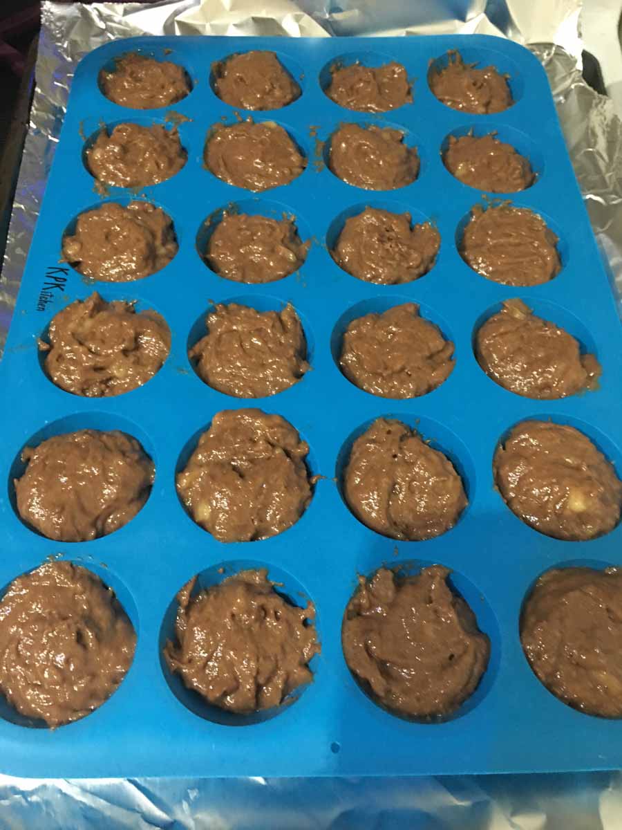 how to make banana chocolate mini muffins