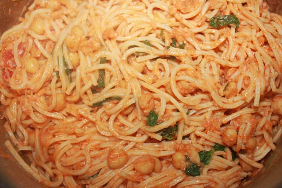 spaghetti riagti recipe with chickpeas and spinach