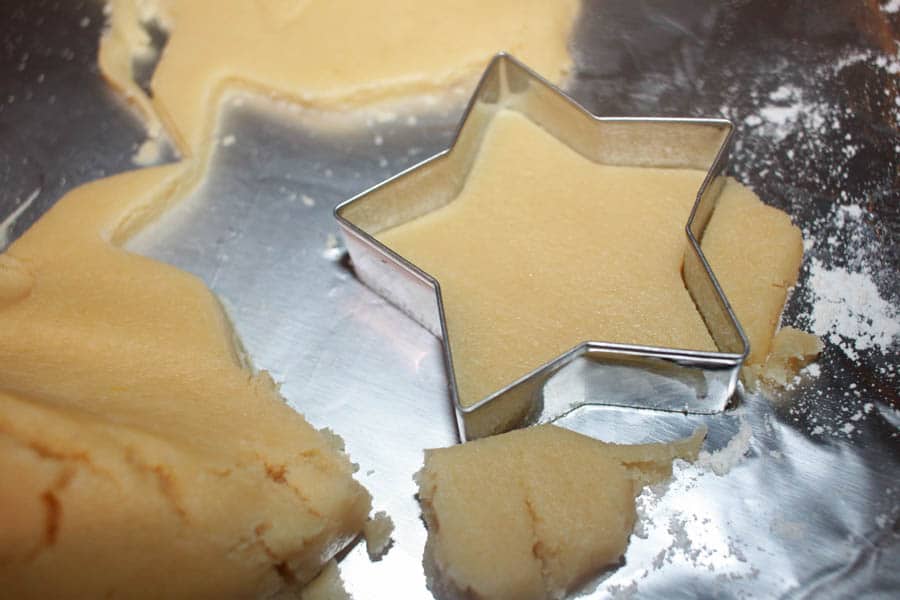 making star shaped christmas cookies