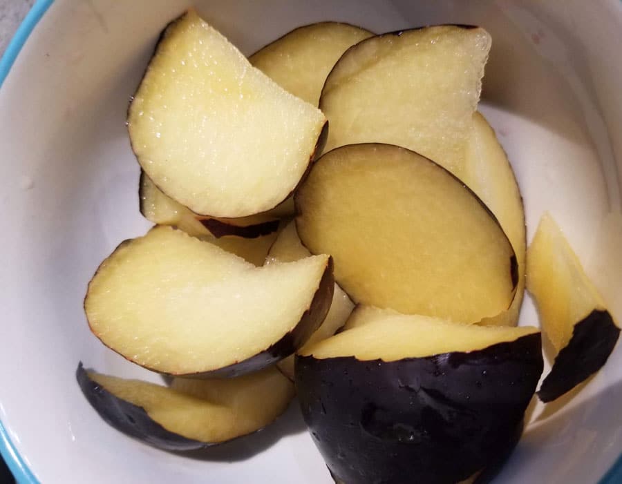 sliced black plums