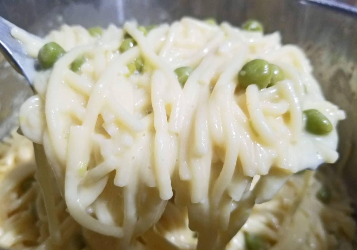 cheesy noodles with peas