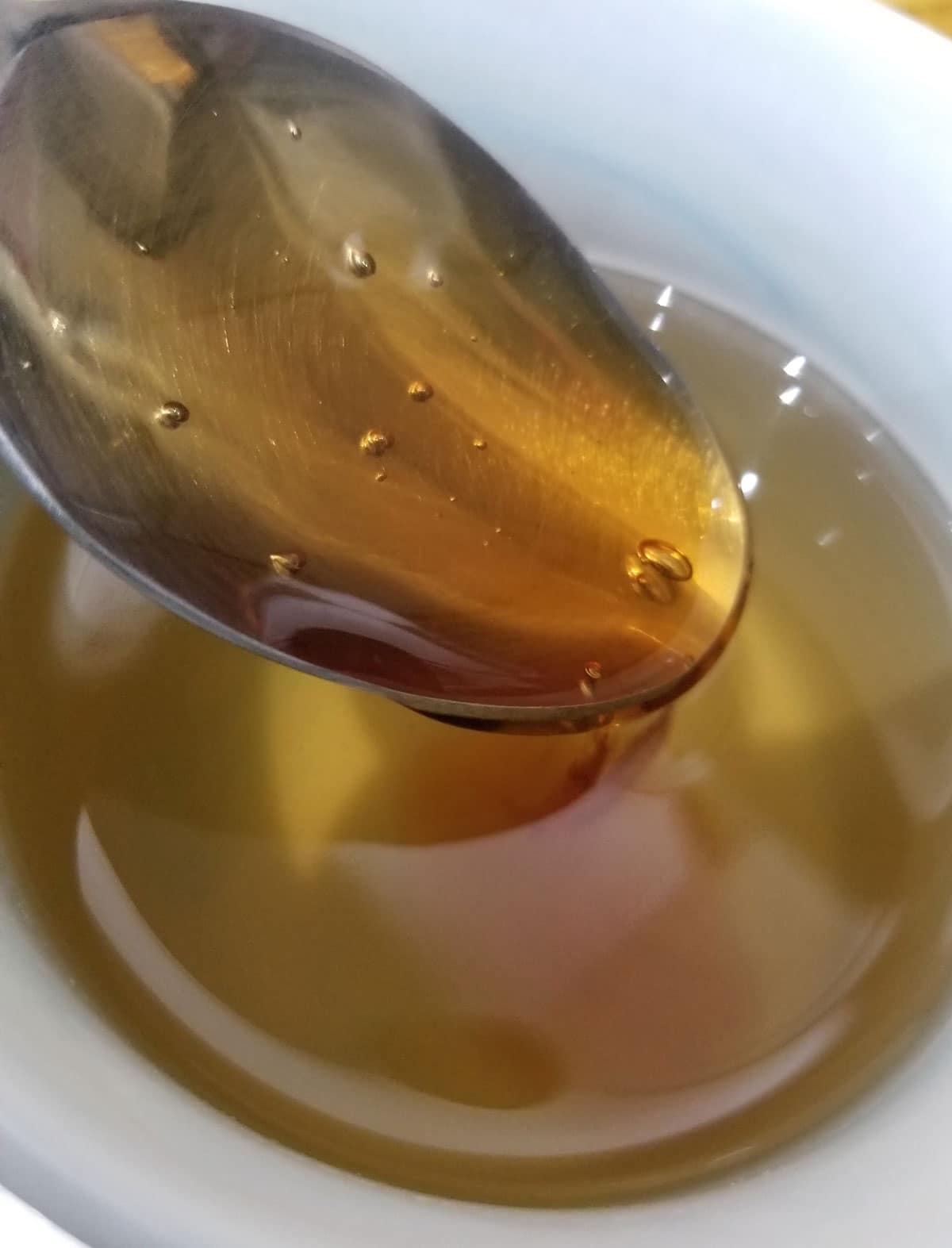 adding honey to green tea