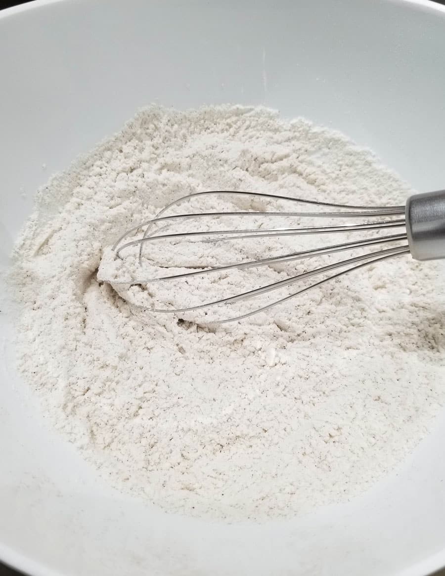 mixing flour with cinnamon powder