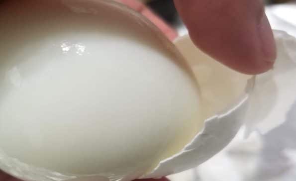 how to peel the shell from eggs
