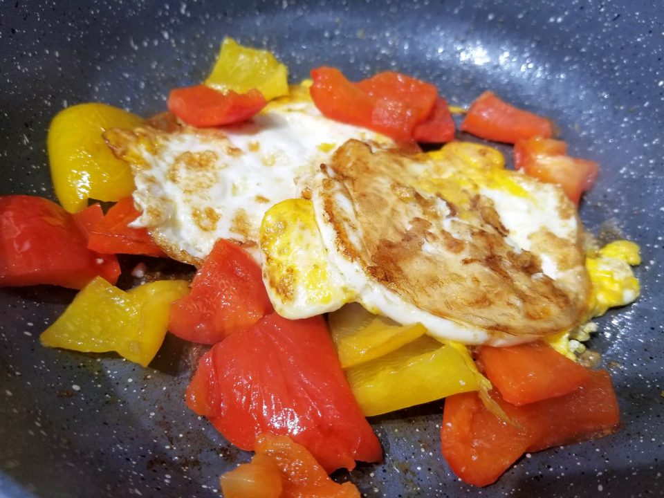 stir fried bell peppers with fried eggs