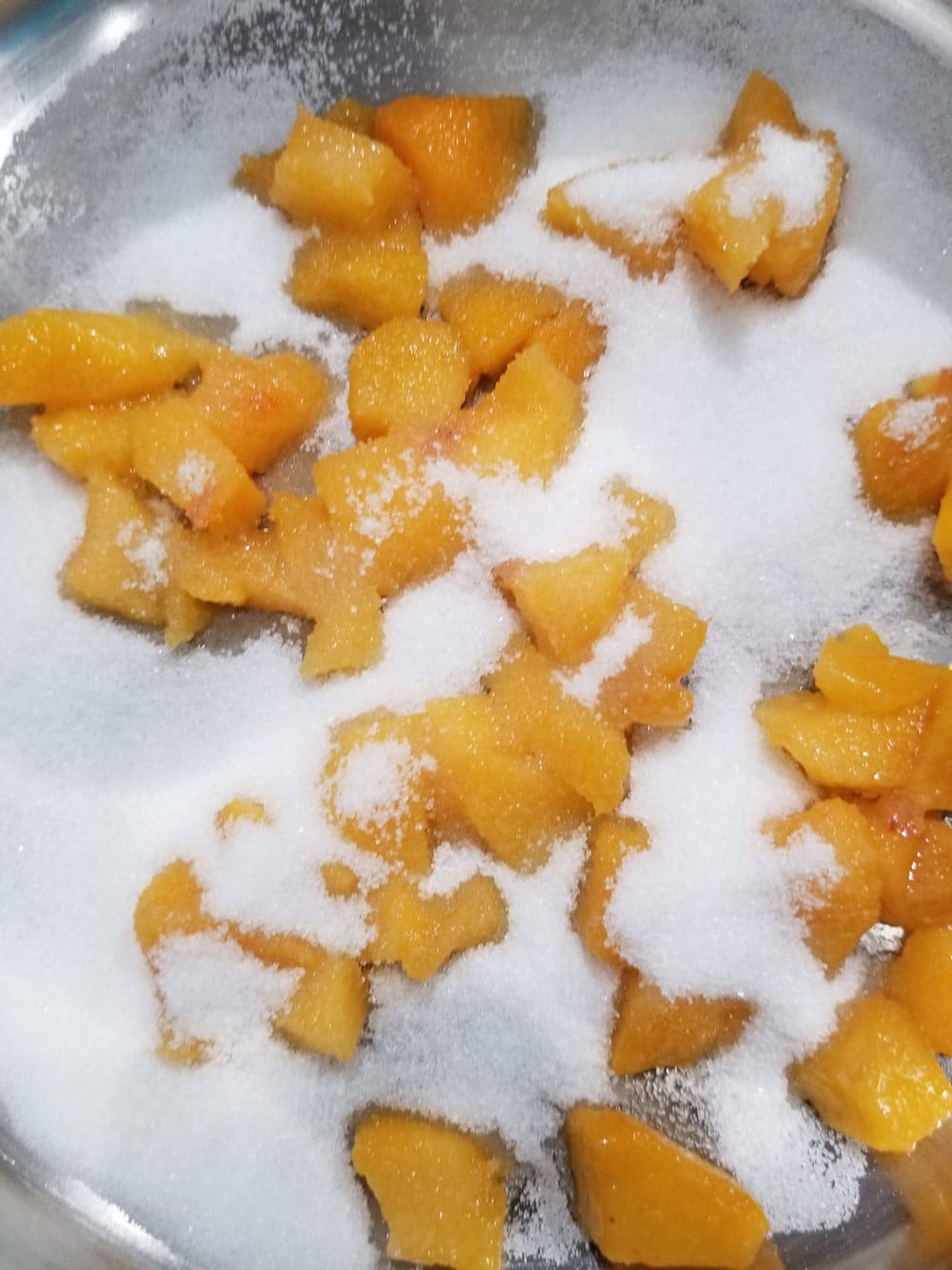 peaches with sugar