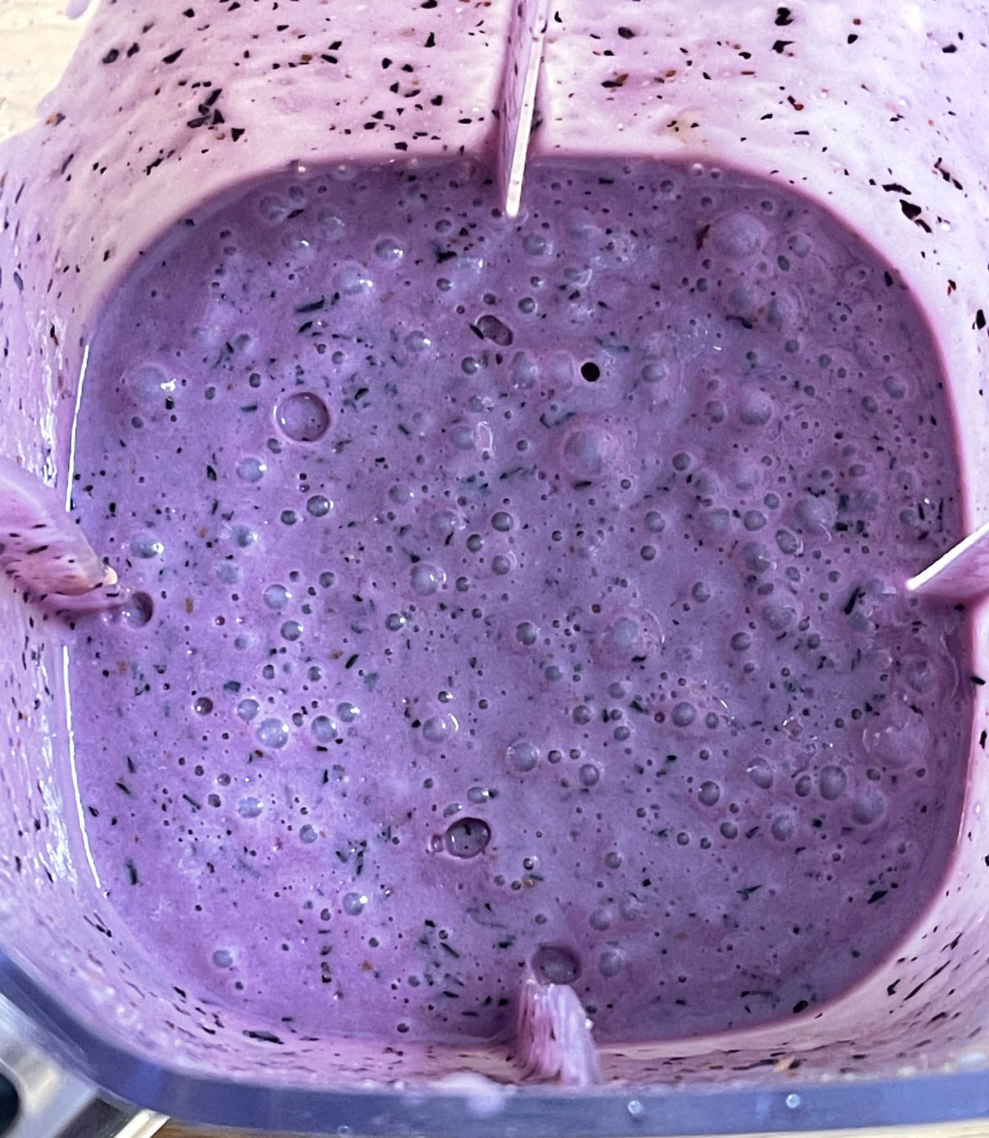 making blueberry smoothie