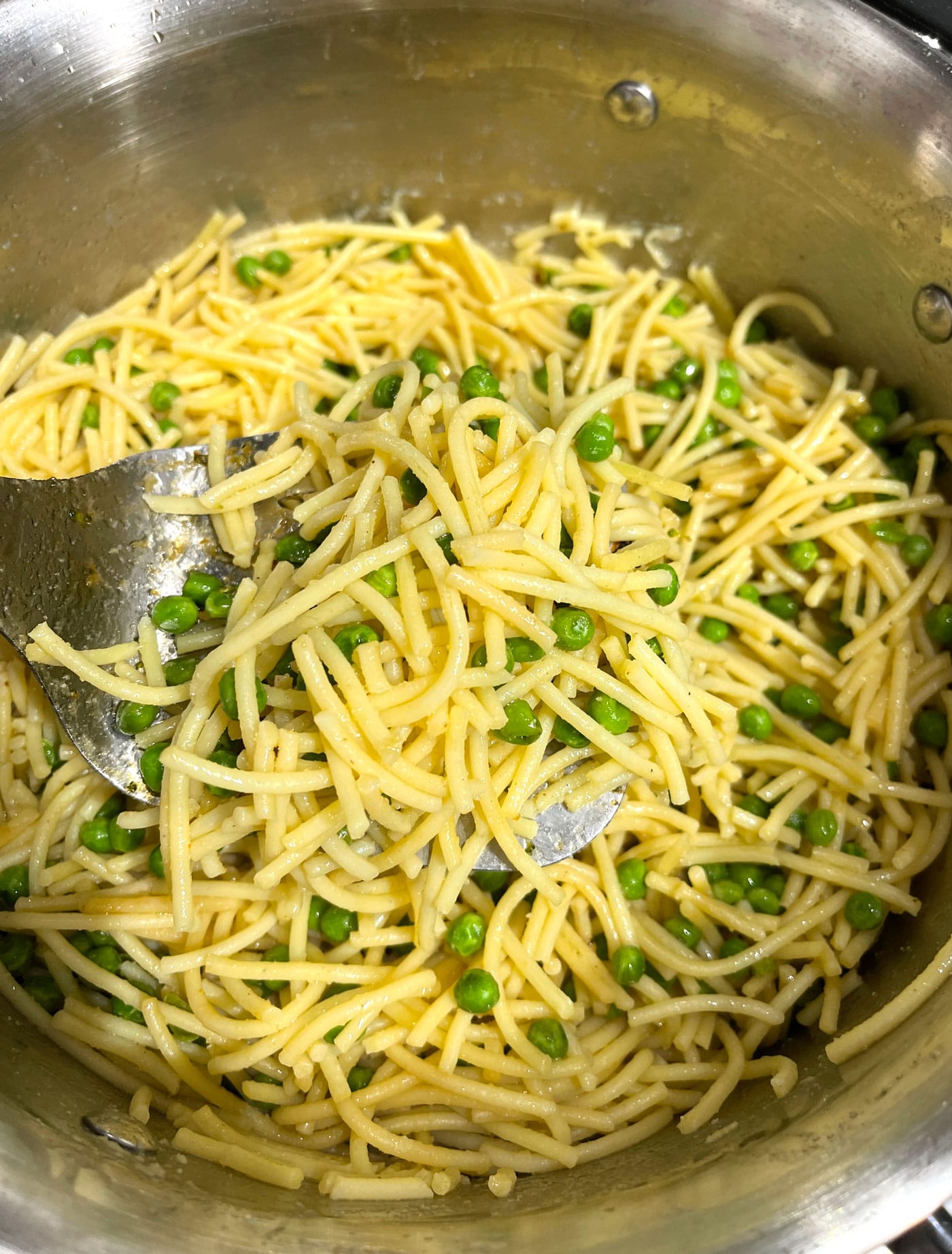 rice spaghetti noodles with peas, butter
