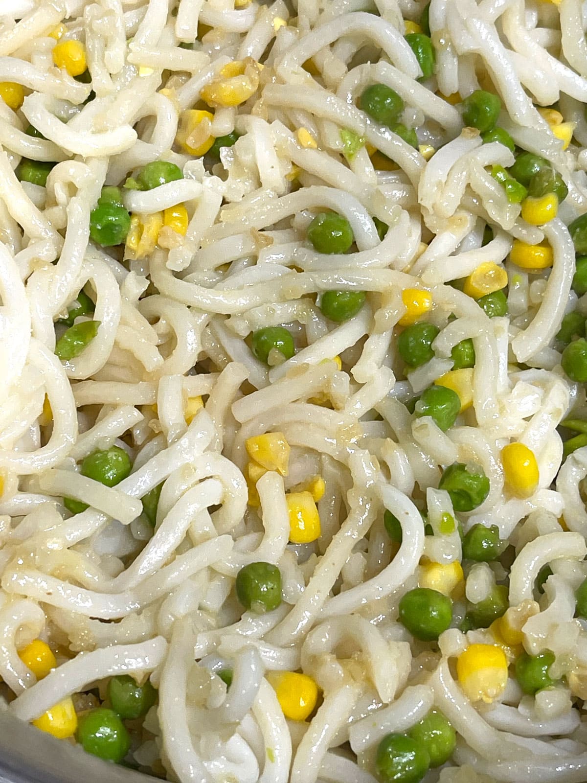 udon noodles with garlic, peas and corn