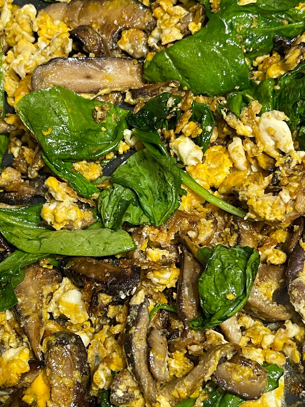 mushrooms with scrambled eggs and spinach
