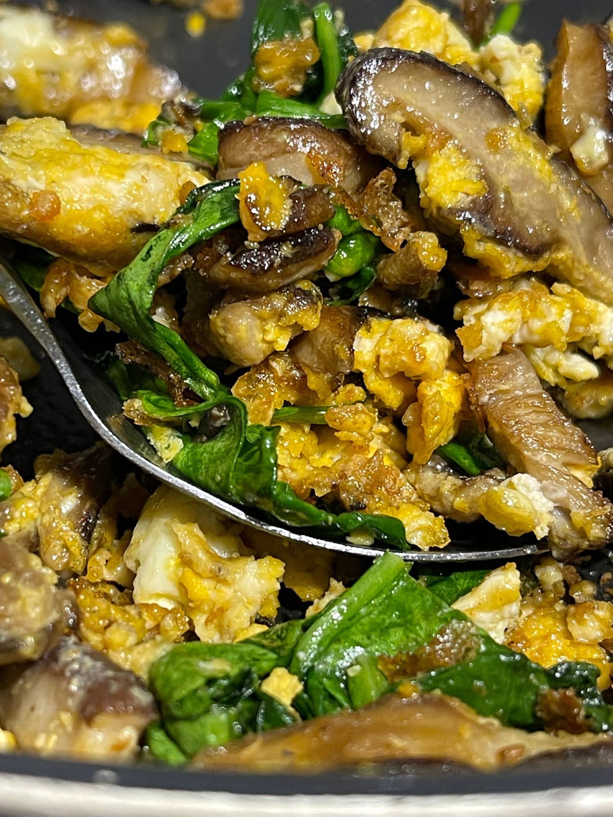 mushrooms with scrambled eggs and spinach