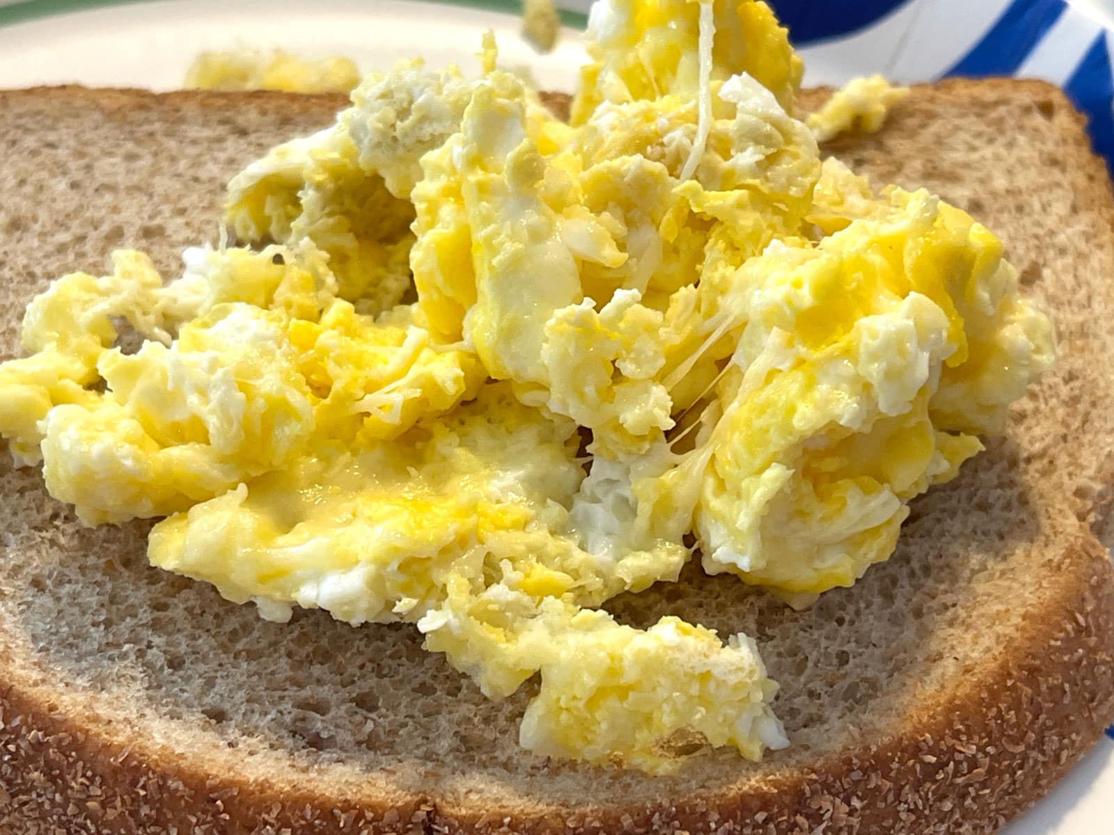 cheesy microwave scrambled eggs